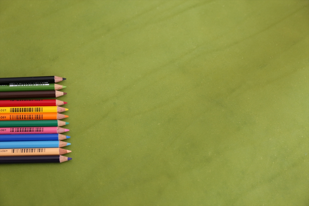 ピット層鞣しS005本ヌメ革_緑_色鉛筆比較4705_R.JPG｜革販売の和乃革